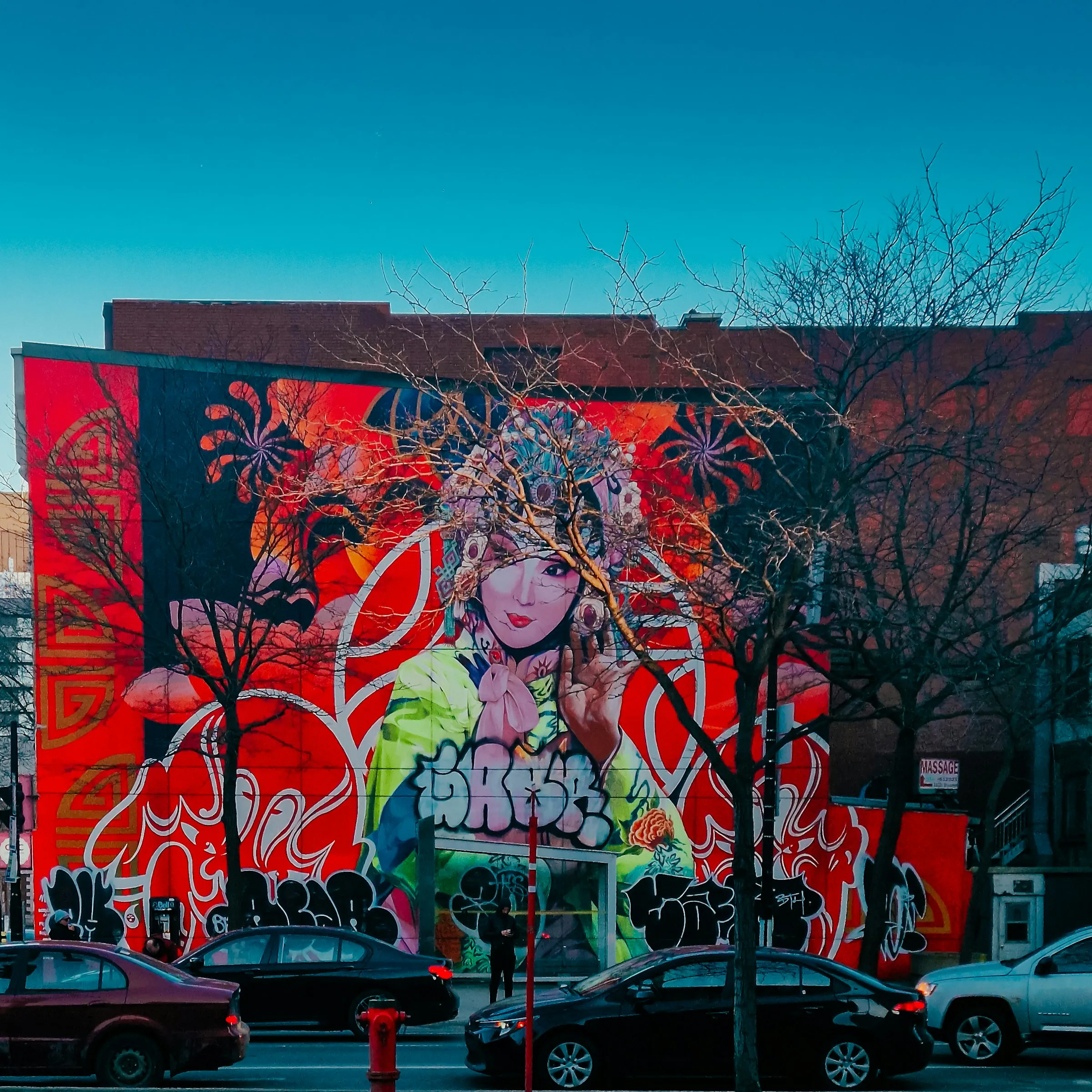 Grande murale sur le côté d'un bâtiment à Ahuntsic-Cartierville