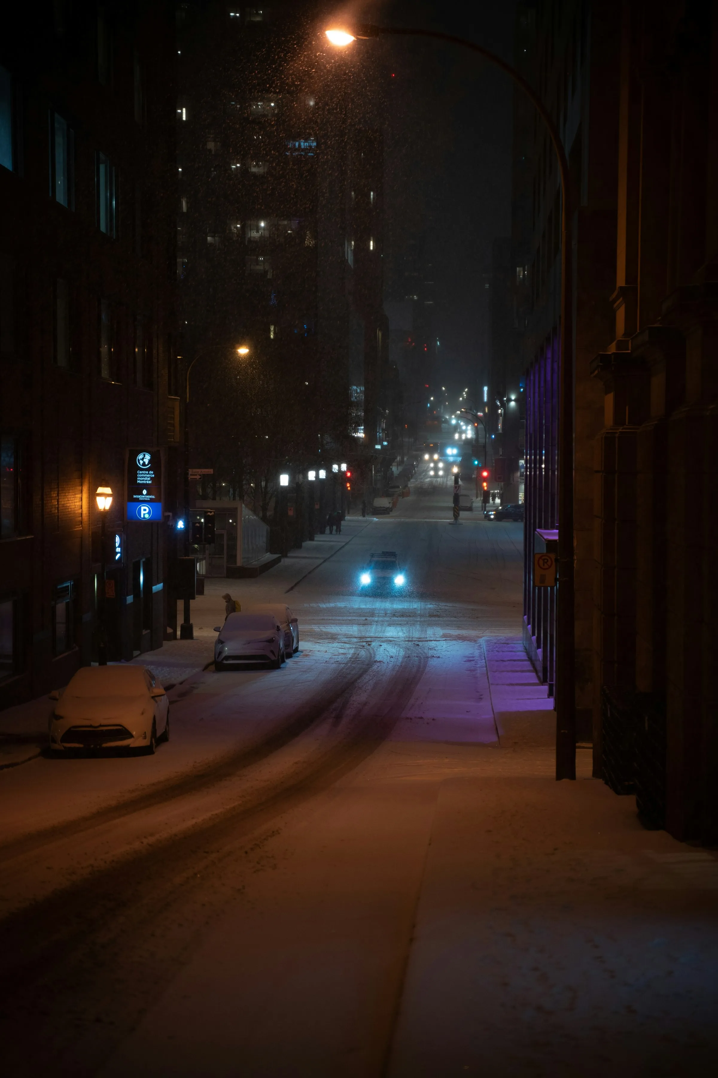 Circulation nocturne dans une rue d'Ahuntsic-Cartierville