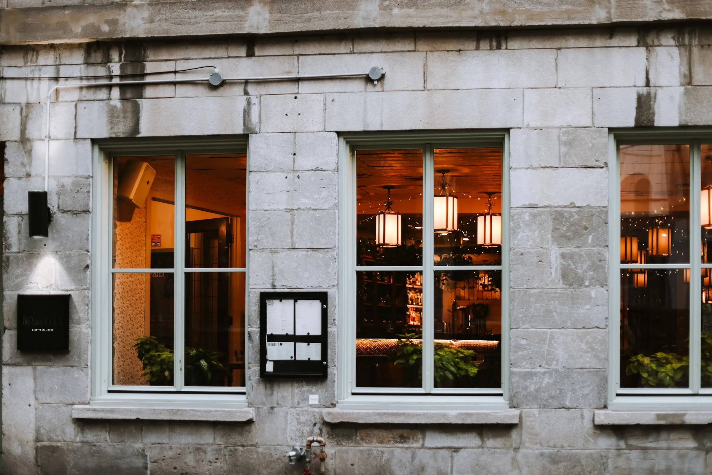 Fenêtres sur le côté d'un bâtiment à Anjou