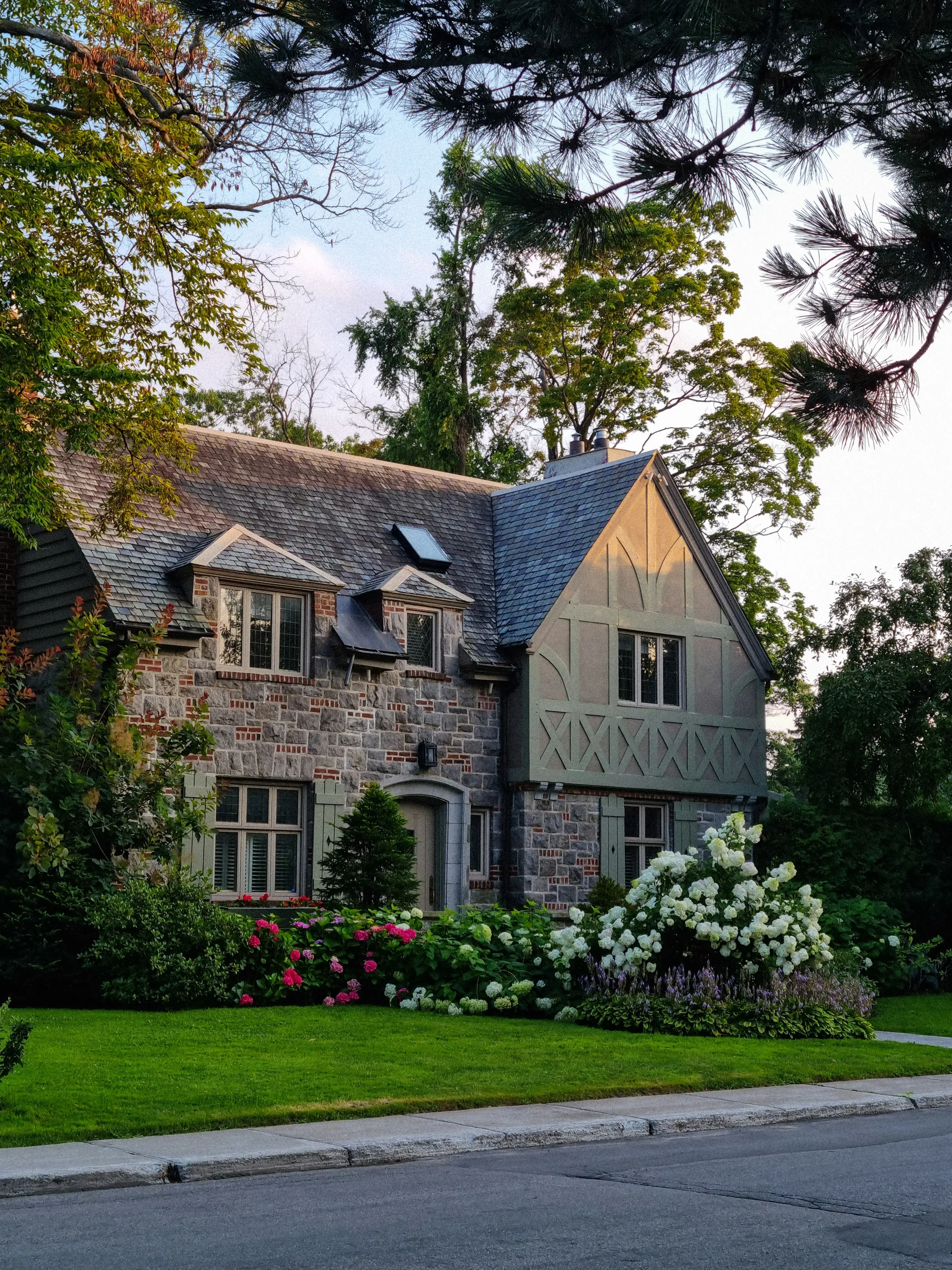 Grande maison résidentielle aux jardins fleuris à Côte-des-Neiges-Notre-Dame-de-Grâce