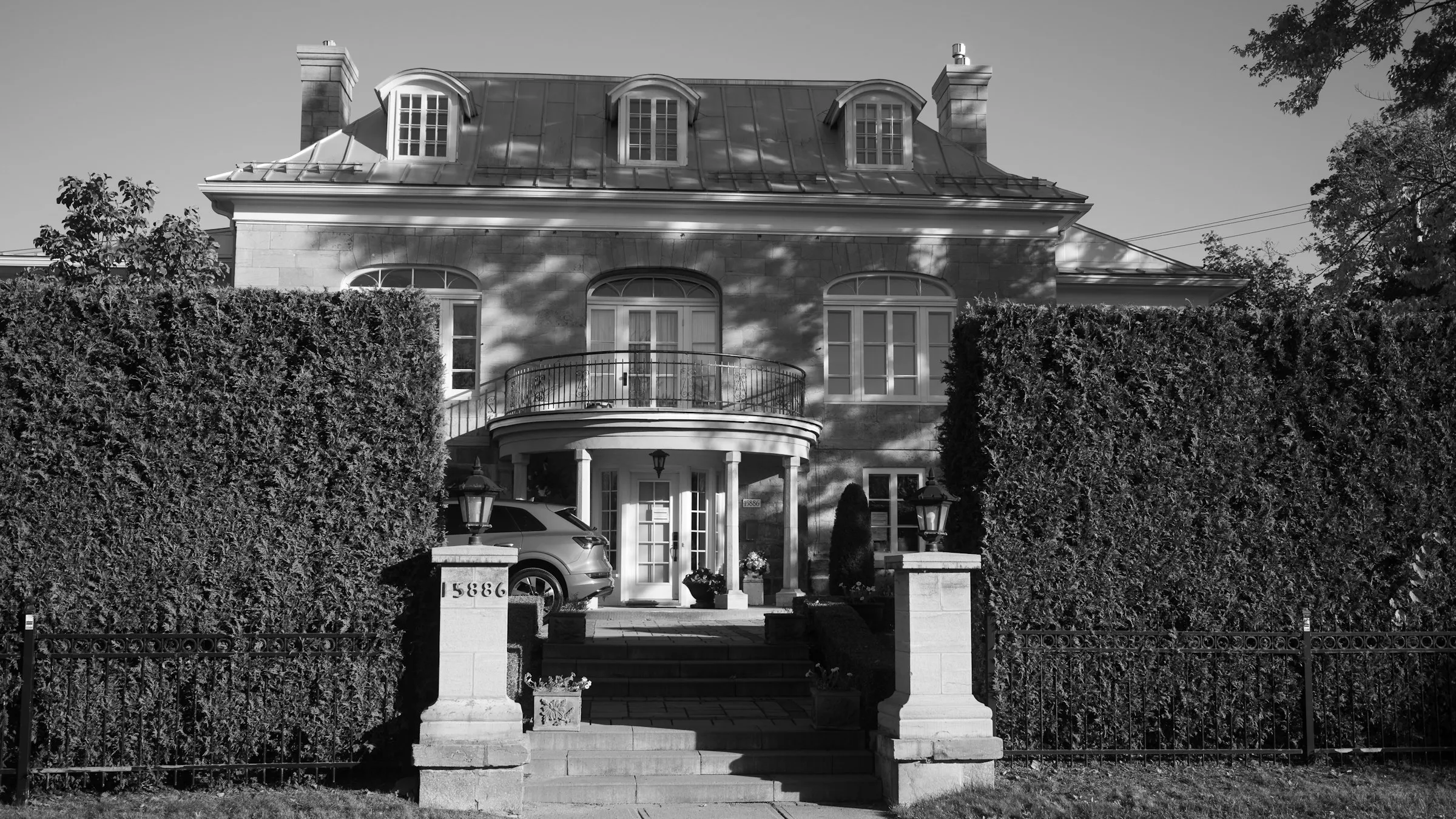 Grande maison de L'Île-Bizard-Sainte-Geneviève en noir et blanc