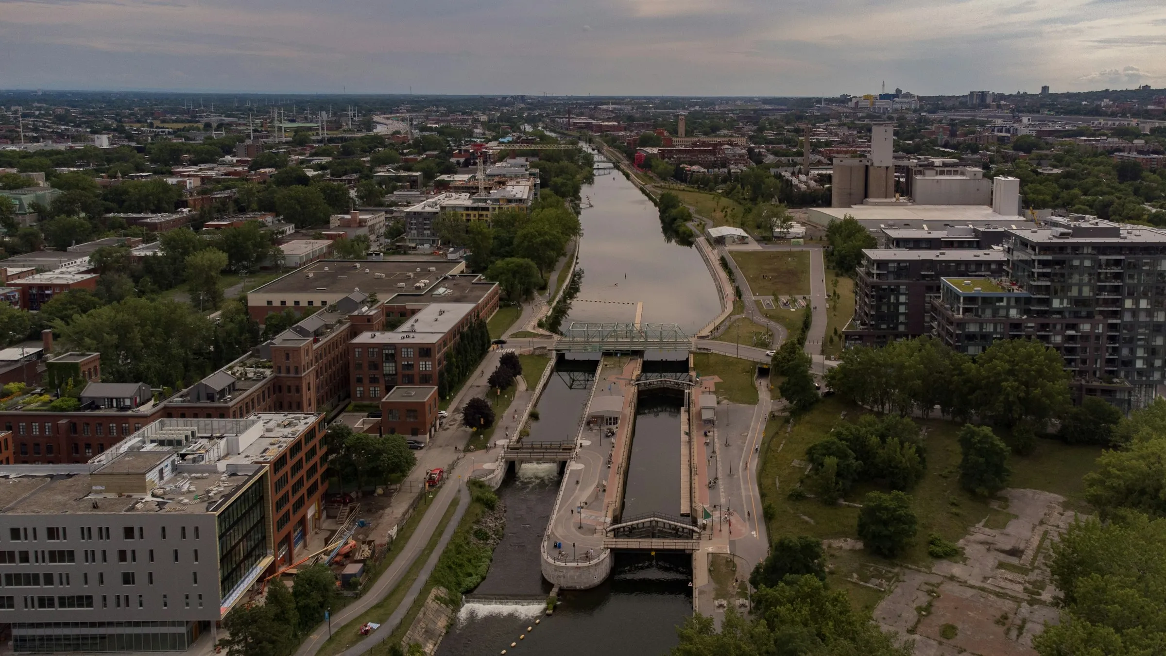 Vue aérienne du canal traversant le Sud-Ouest de Montréal
