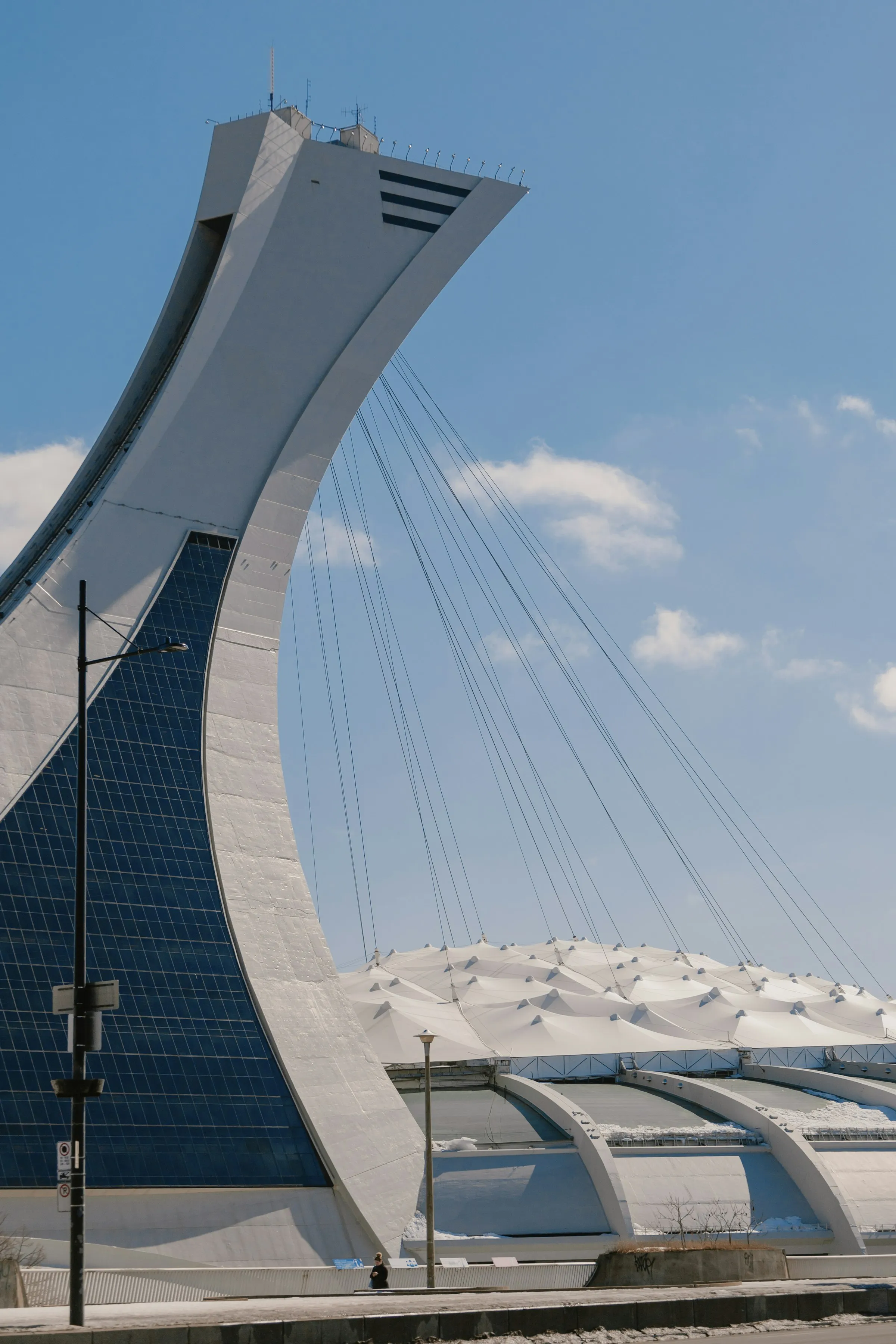 Grand bâtiment blanc au motif bleu et blanc à Hochelaga-Maisonneuve