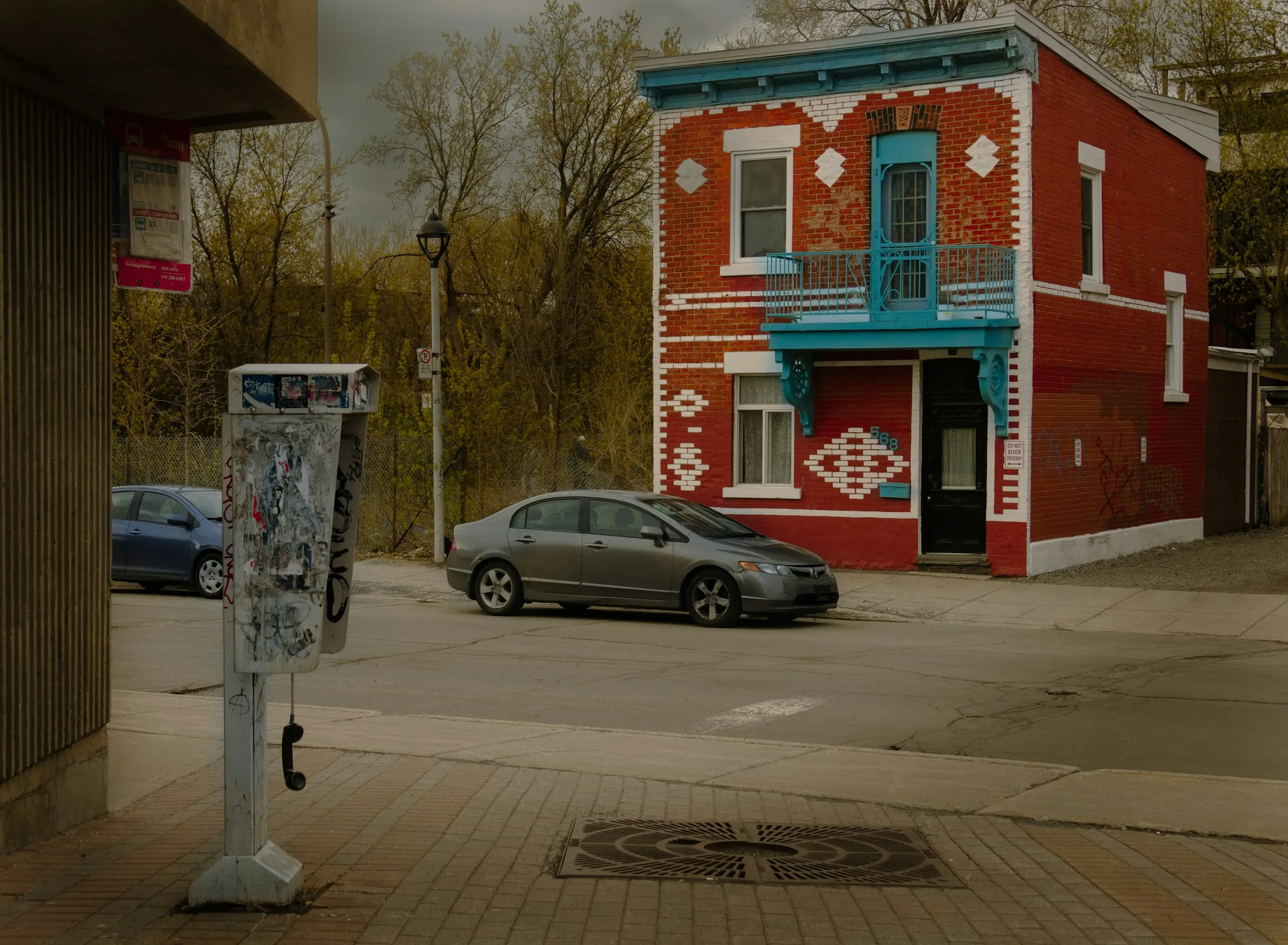 Voiture stationnée devant un bâtiment rouge à Montréal-Nord