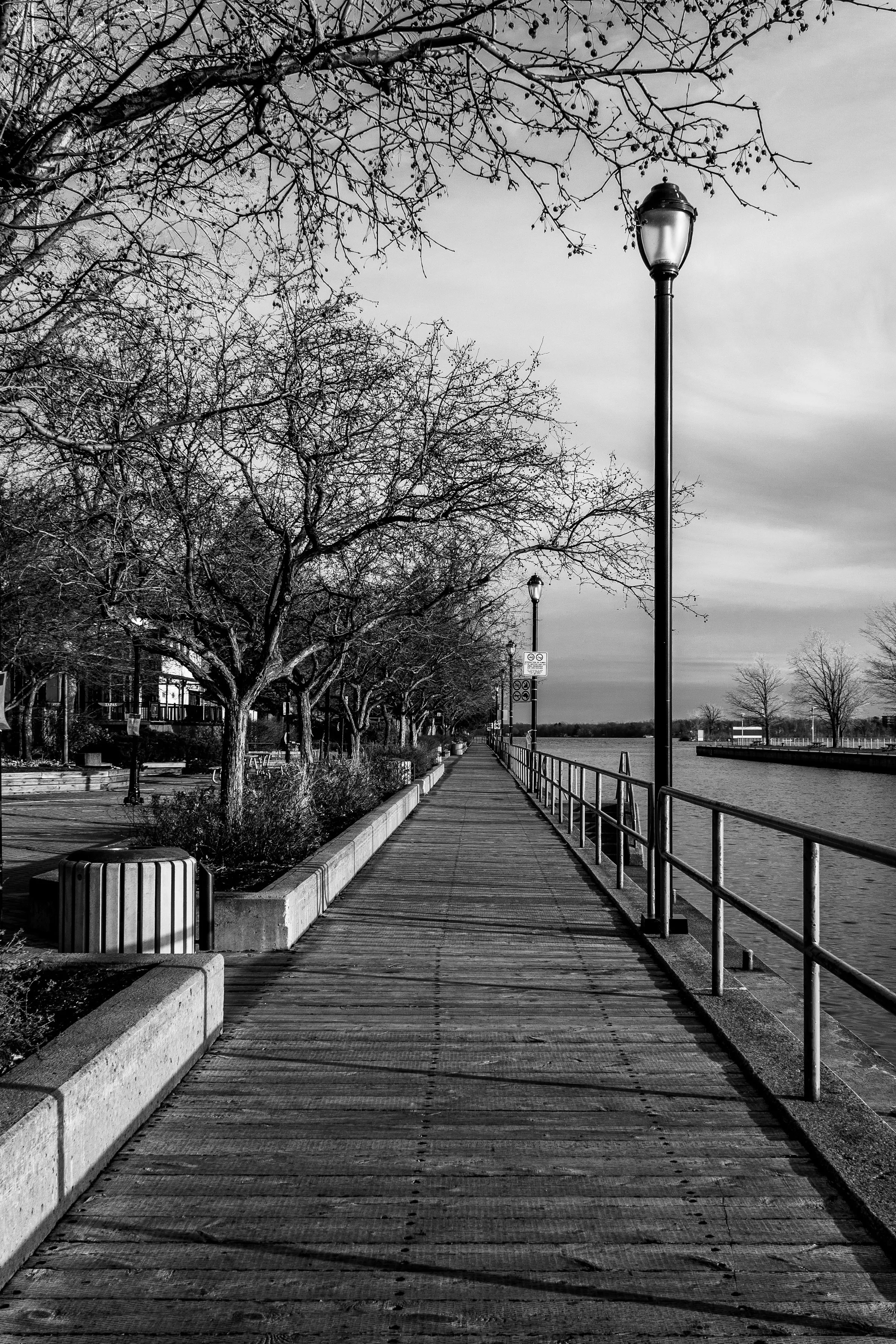 Longue jetée à Saint-Laurent en noir et blanc