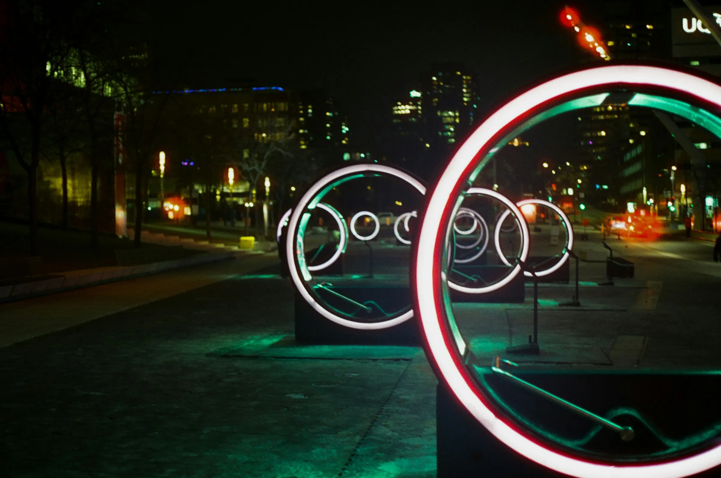 Enseigne au néon illuminée à Ville-Marie