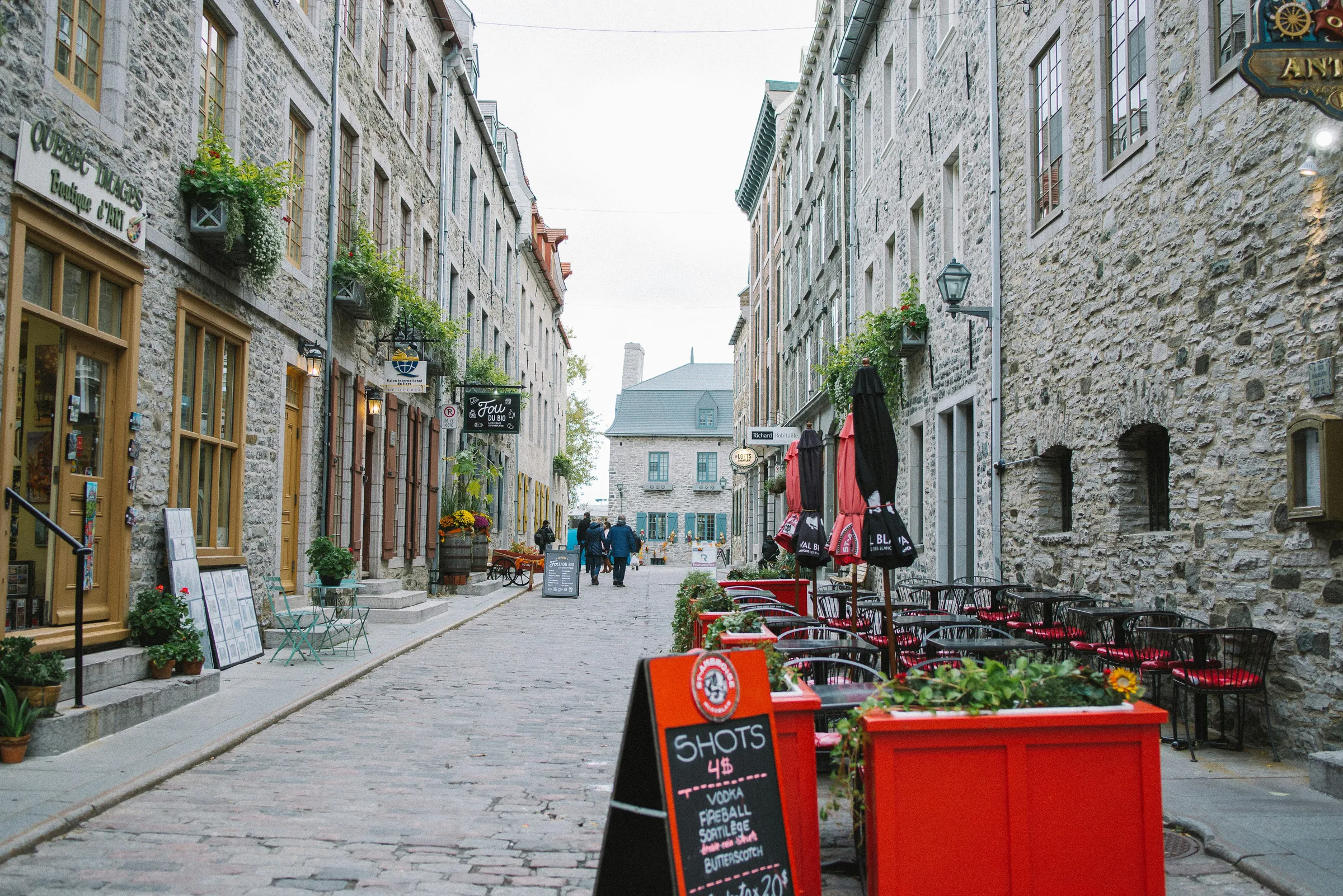 Boîte rouge de Coca-Cola sur un trottoir