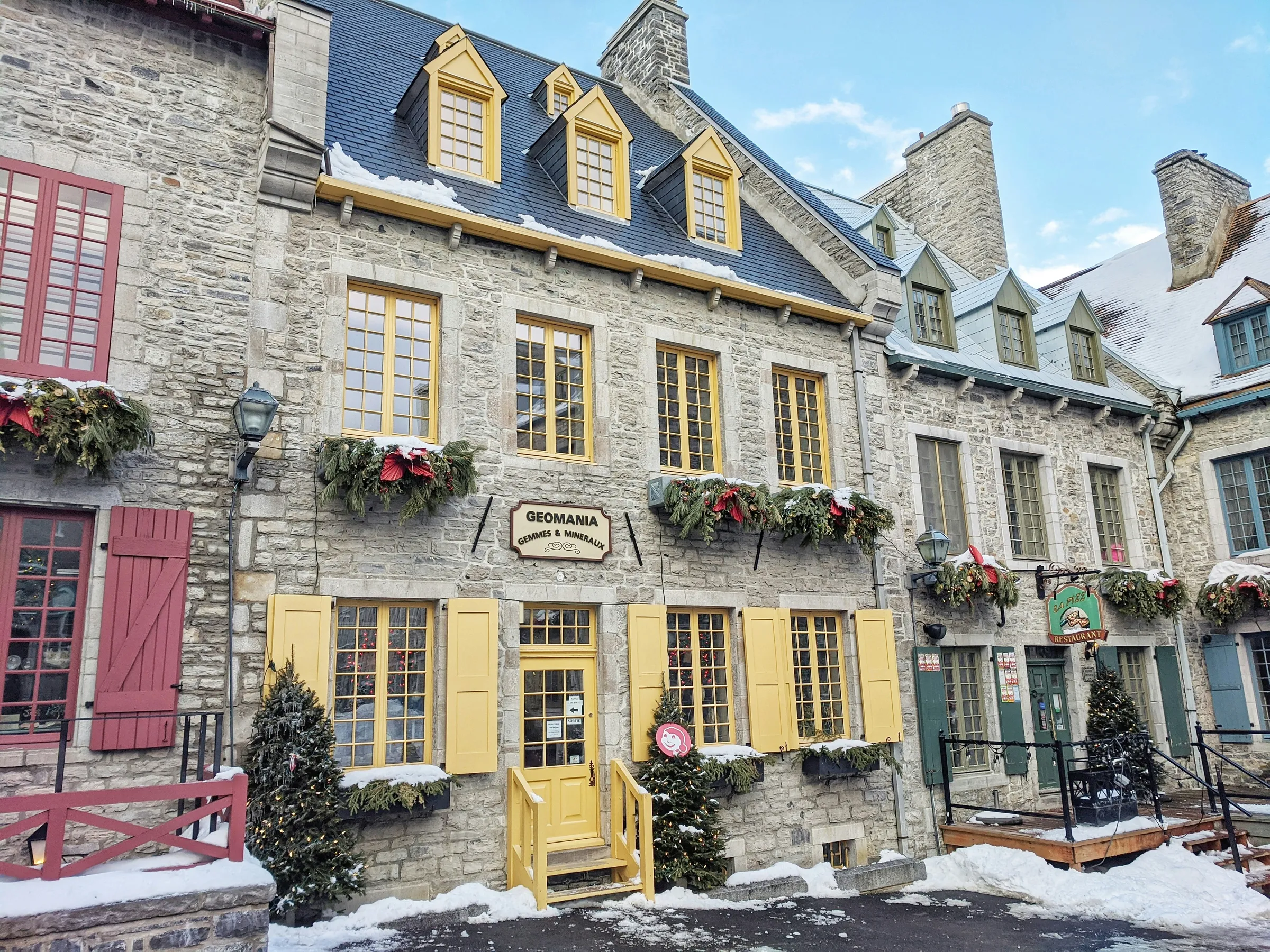 Bâtiment en béton brun avec plantes aux fenêtres