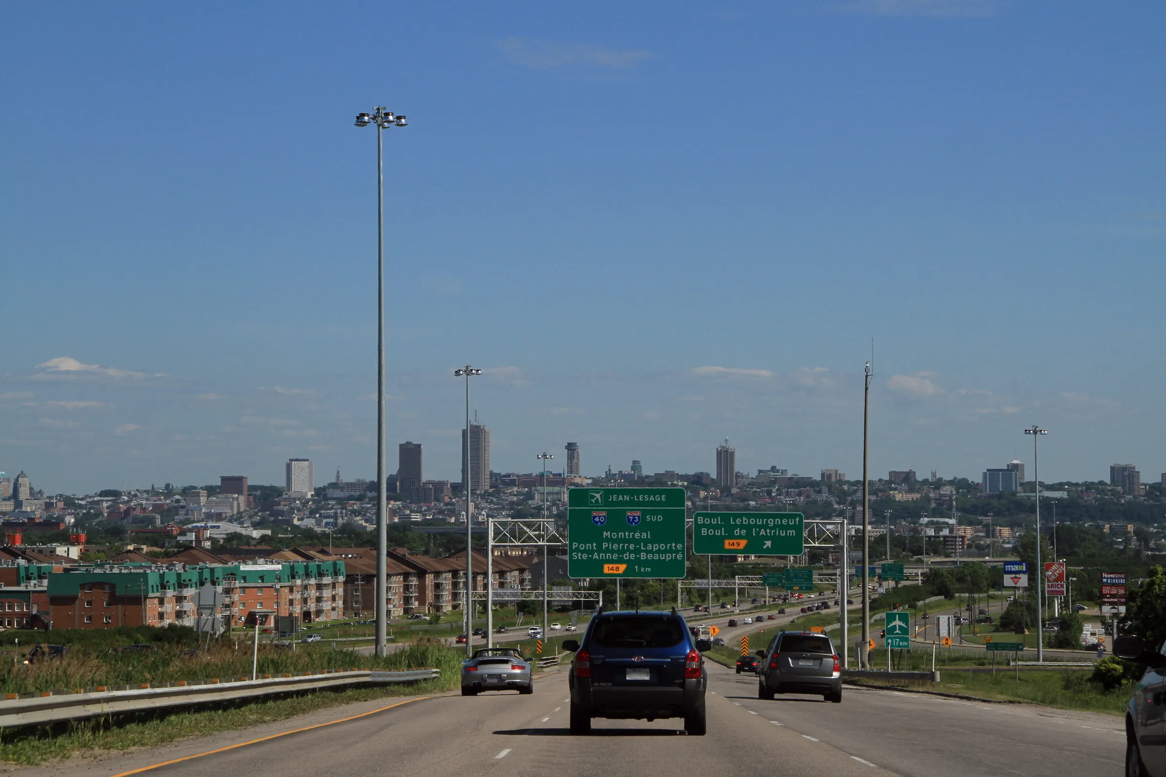 L'autoroute Laurentienne (A73) en direction Sud à la hauteur de la rue Bouvier dans l'arrondissement Les Rivières de la ville de Québec.