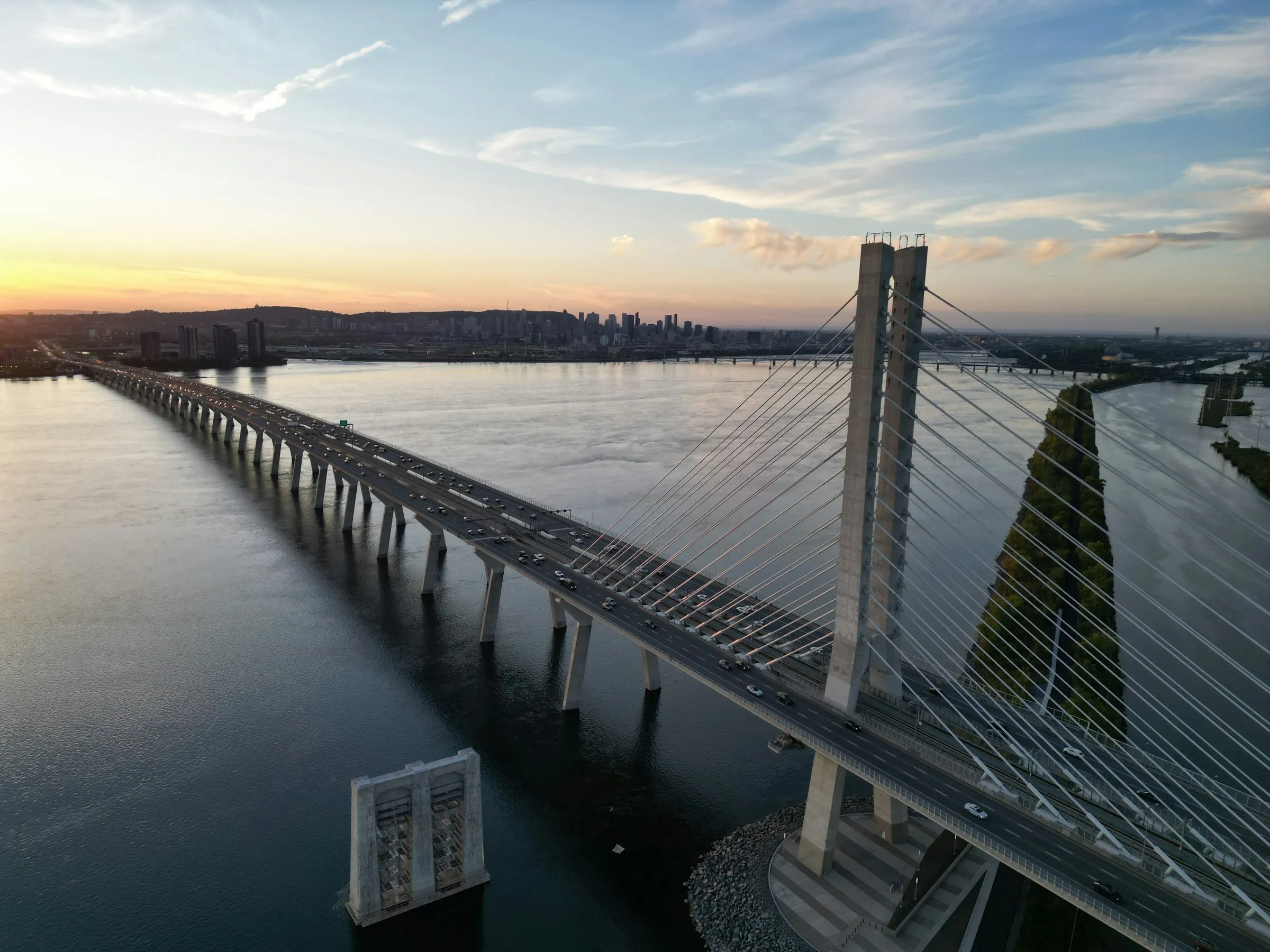 Pont à haubans au-dessus de l'eau au coucher du soleil à Brossard