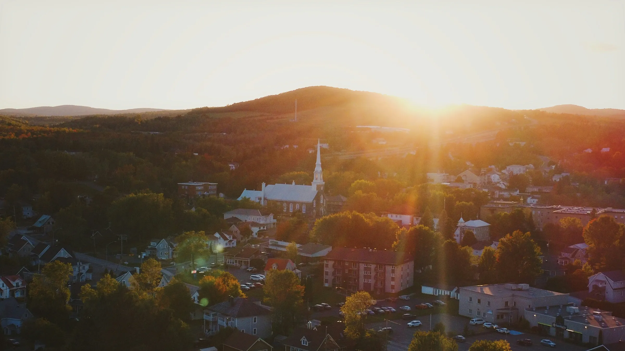 Coucher de soleil sur une petite ville