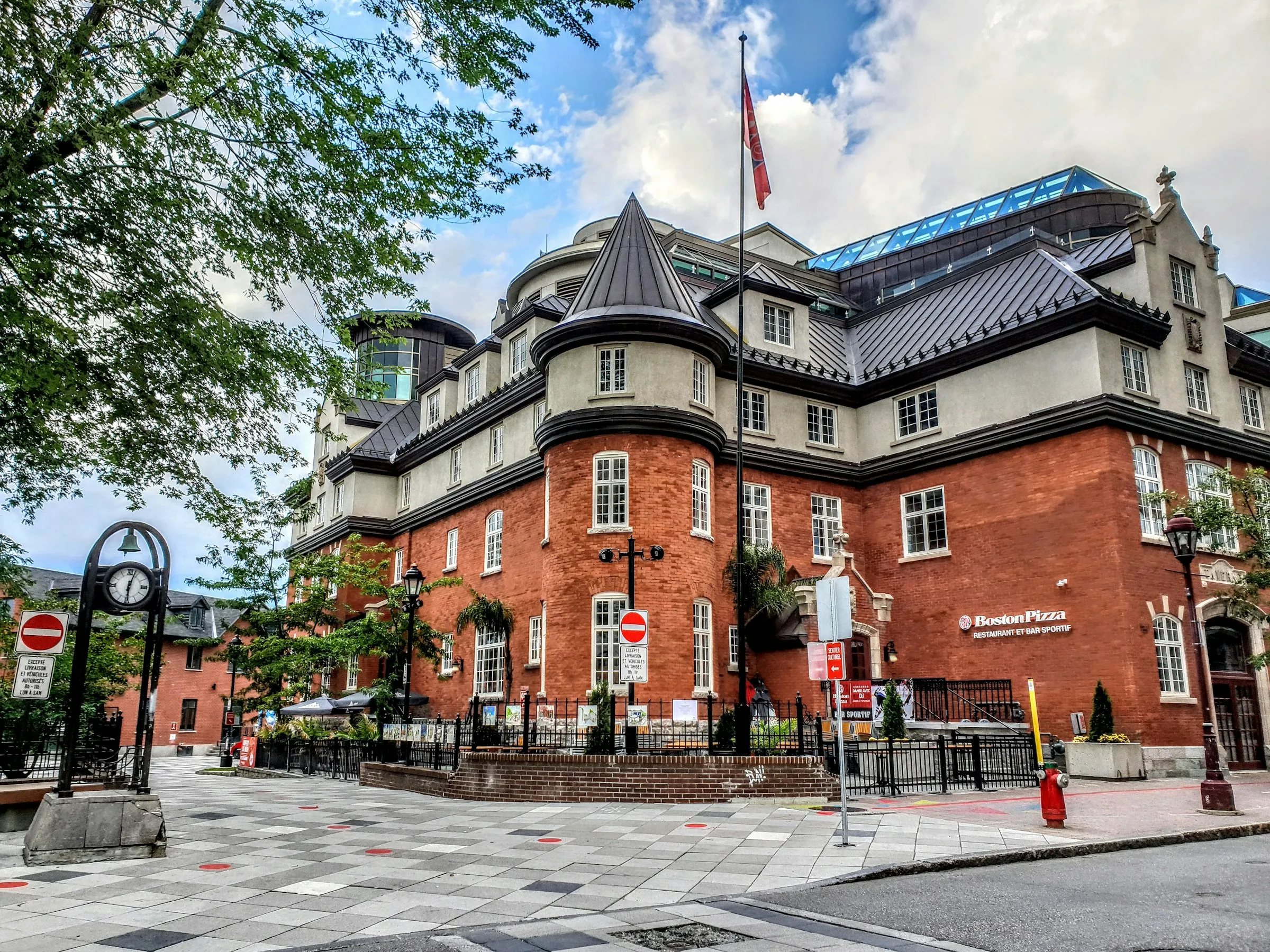 Bâtiment de pierre brune à Gatineau sous un ciel bleu