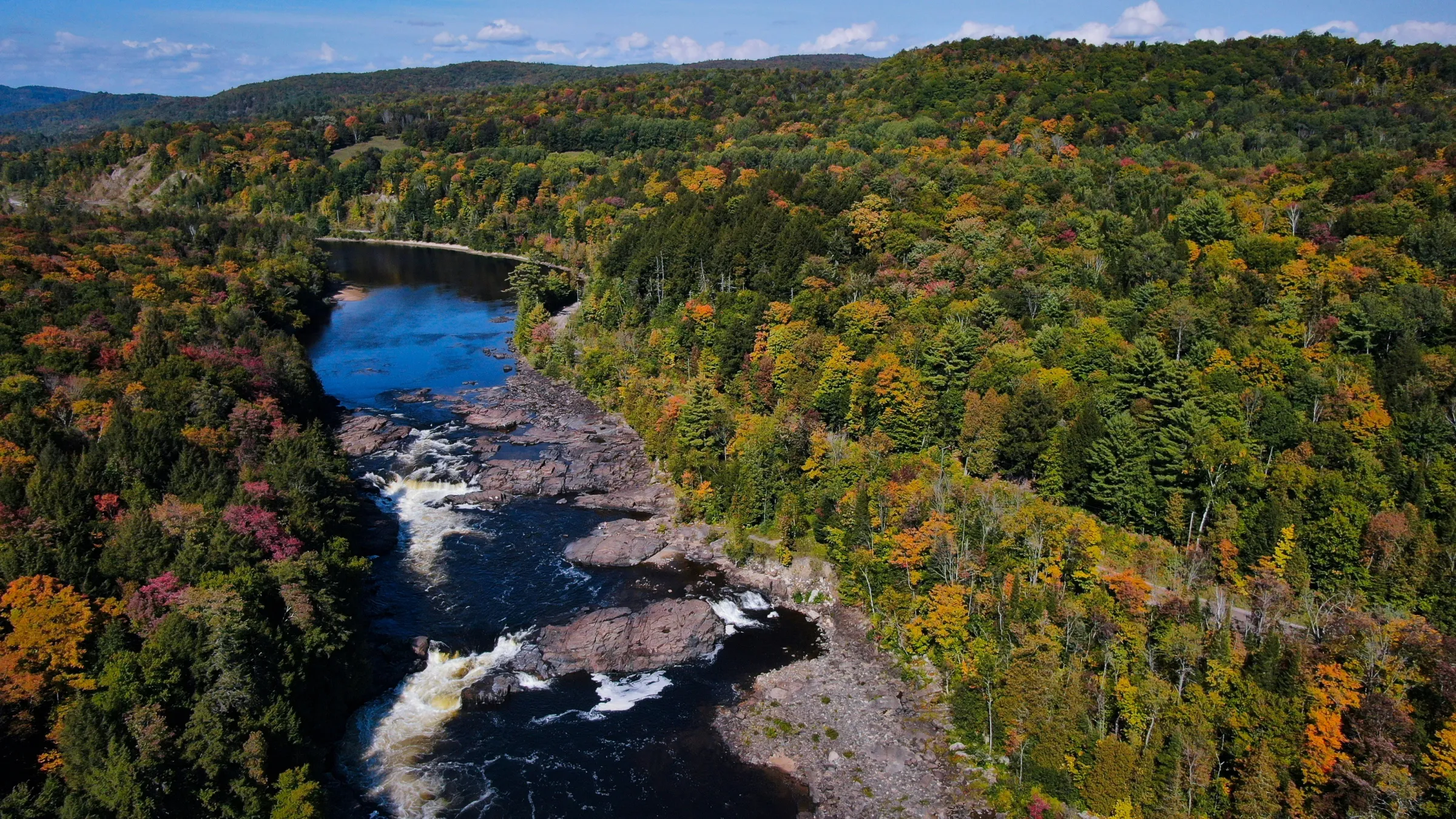 Vue aérienne d'une rivière au milieu de la forêt, à Kilmar, dans Grenville-sur-la-Rouge