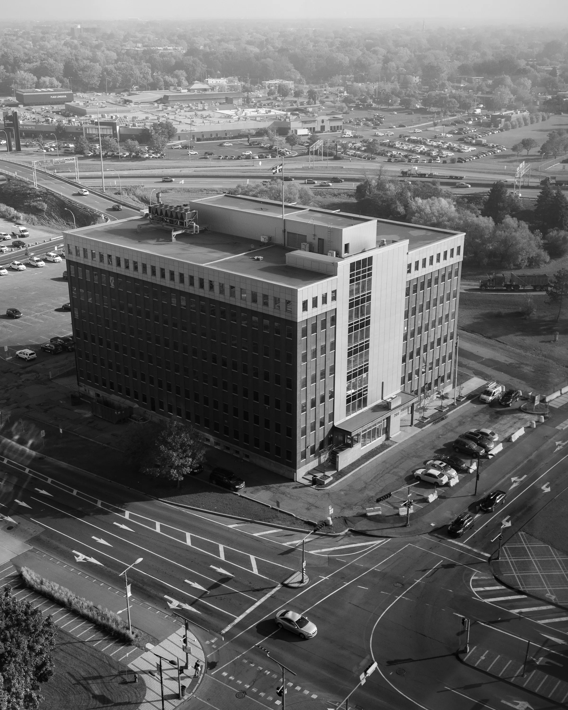 Grand bâtiment de Longueuil en noir et blanc