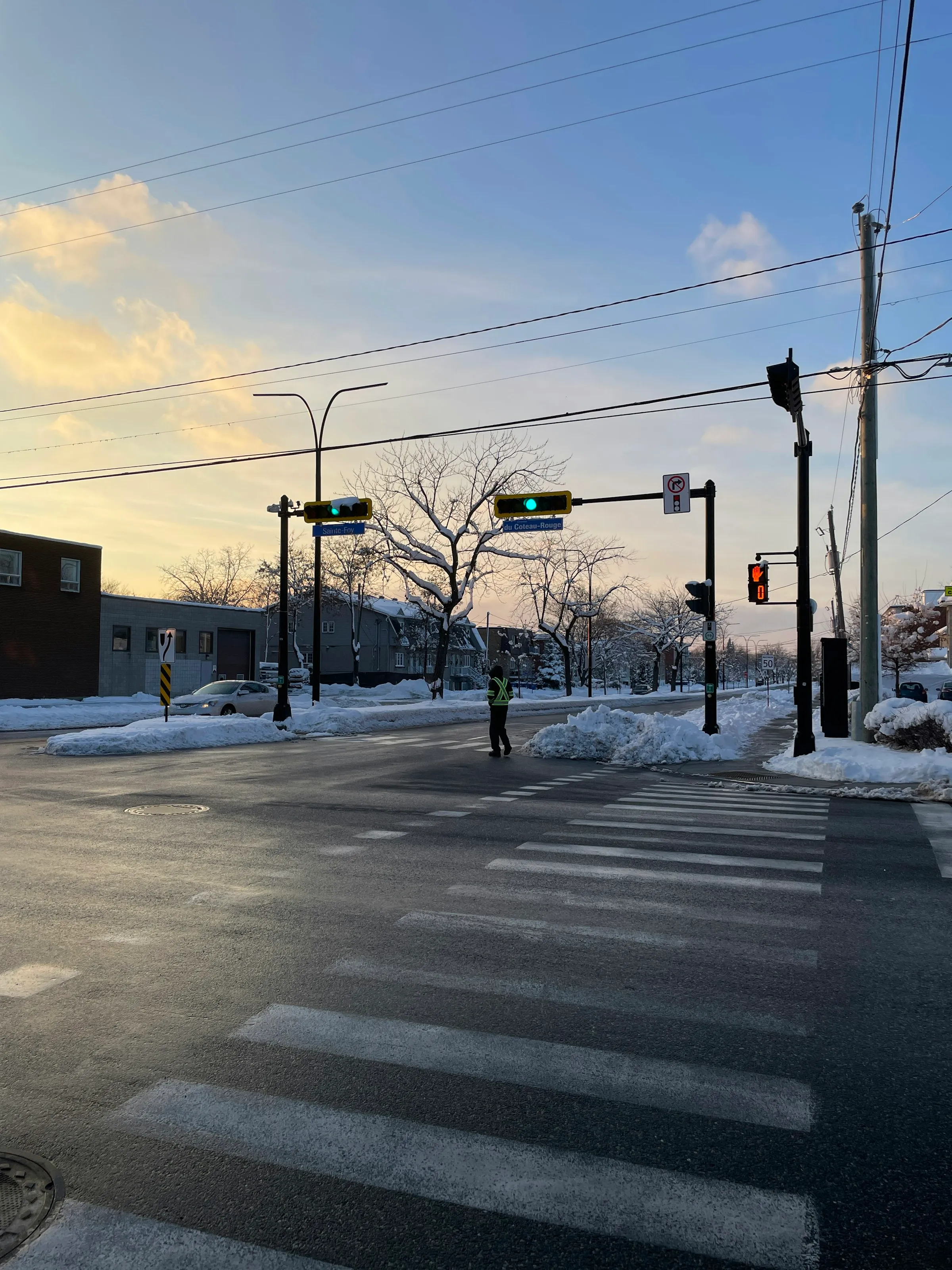 Piéton à une intersection avec feux de circulation à Longueuil