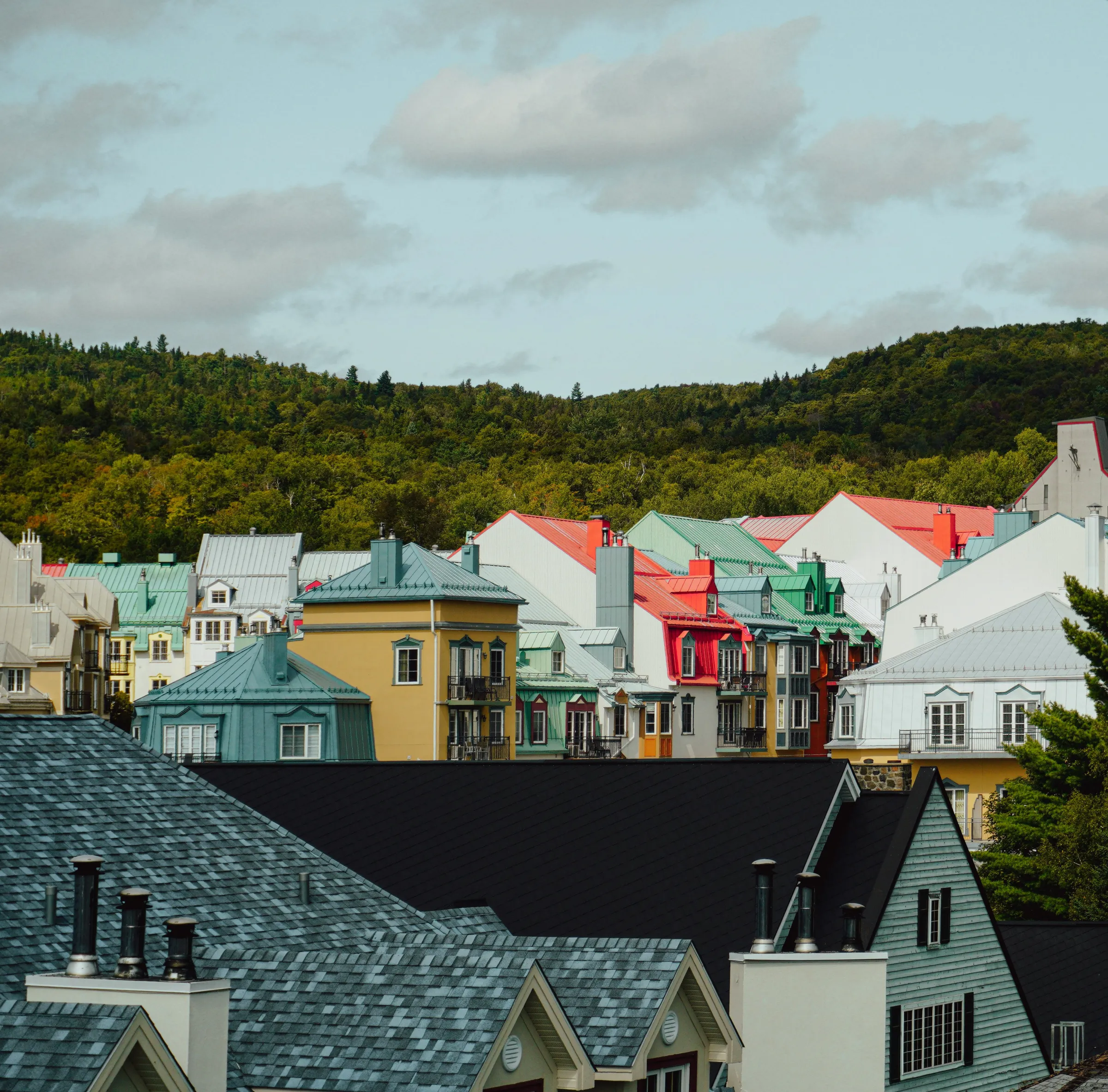 Maisons colorées à flanc de colline au Mont-Tremblant-Village