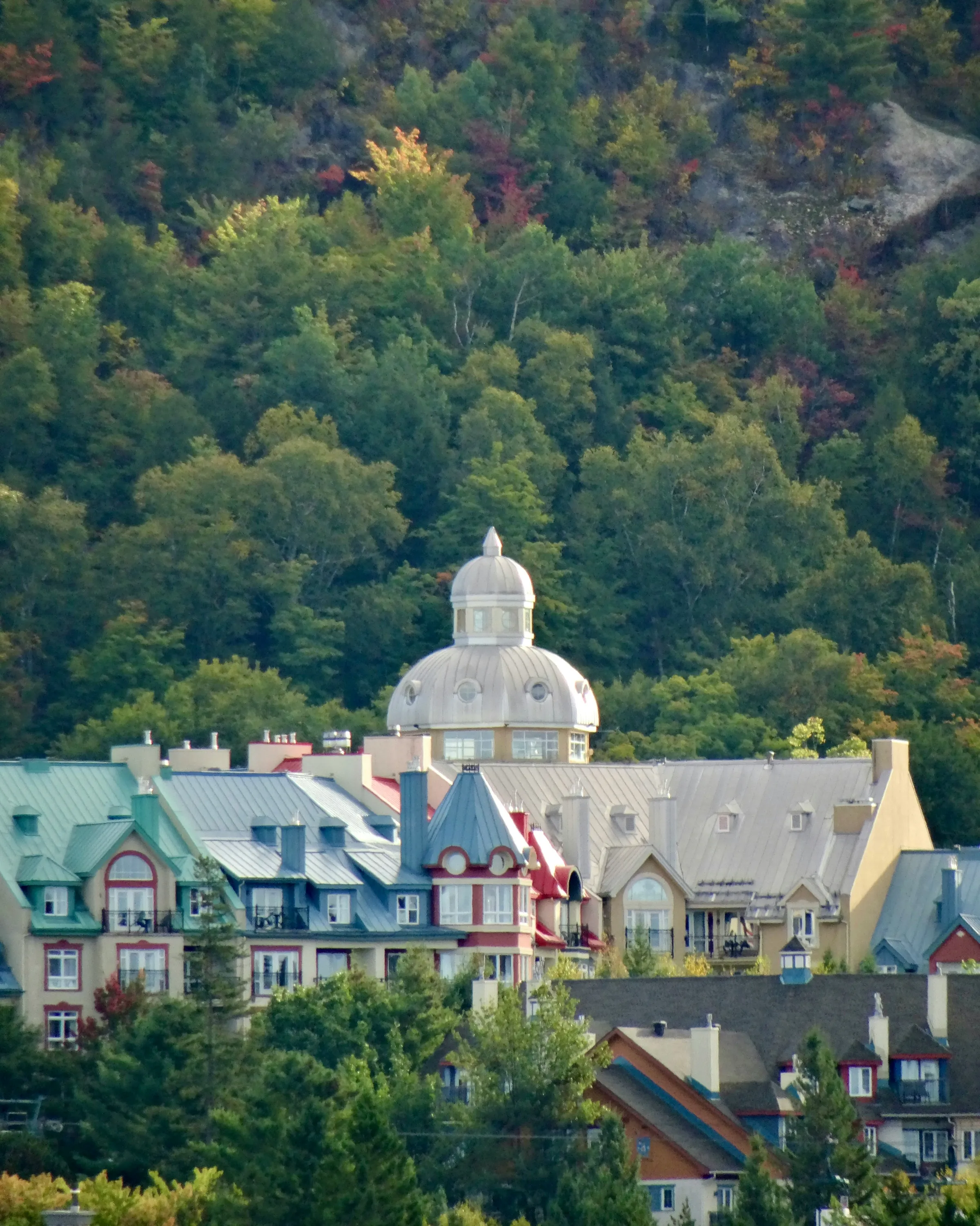 Bâtiment à dôme du village de la station de ski de Mont-Tremblant