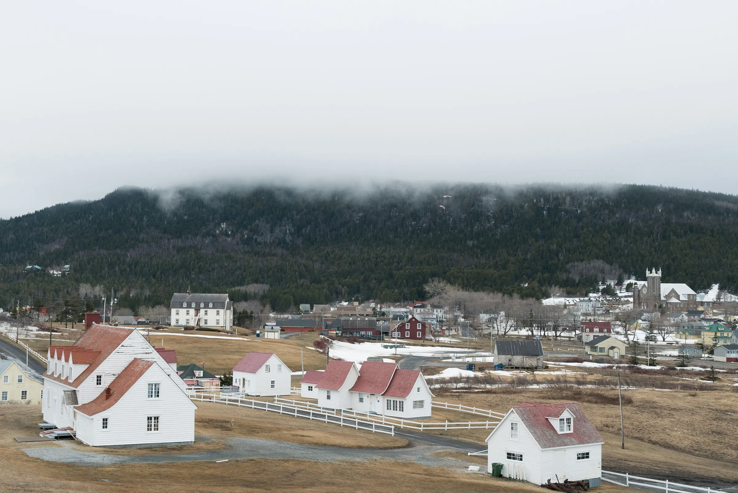 Vue aérienne de maisons près d'une montagne