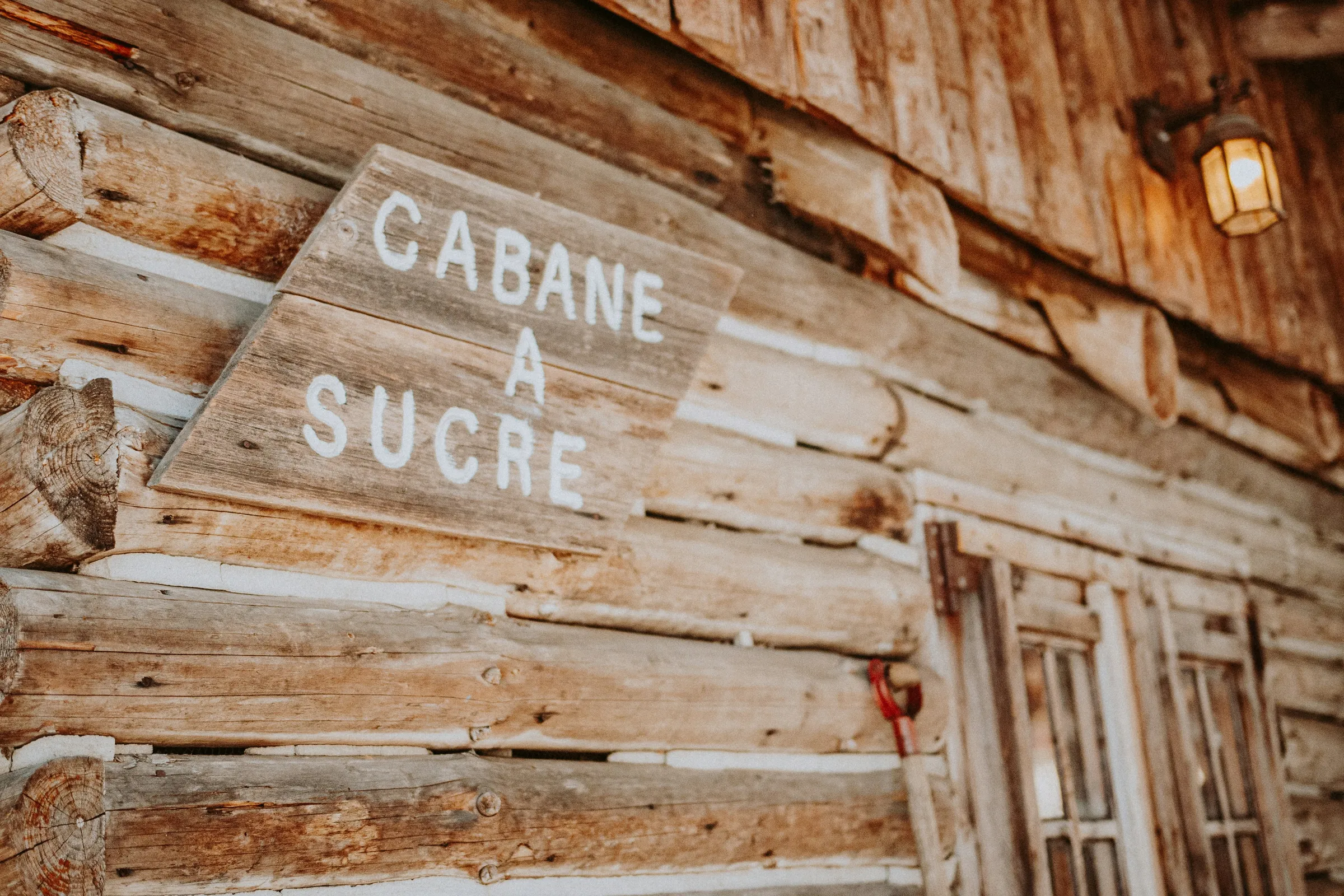 Mur en bois brun avec un panneau d'interdiction de fumer