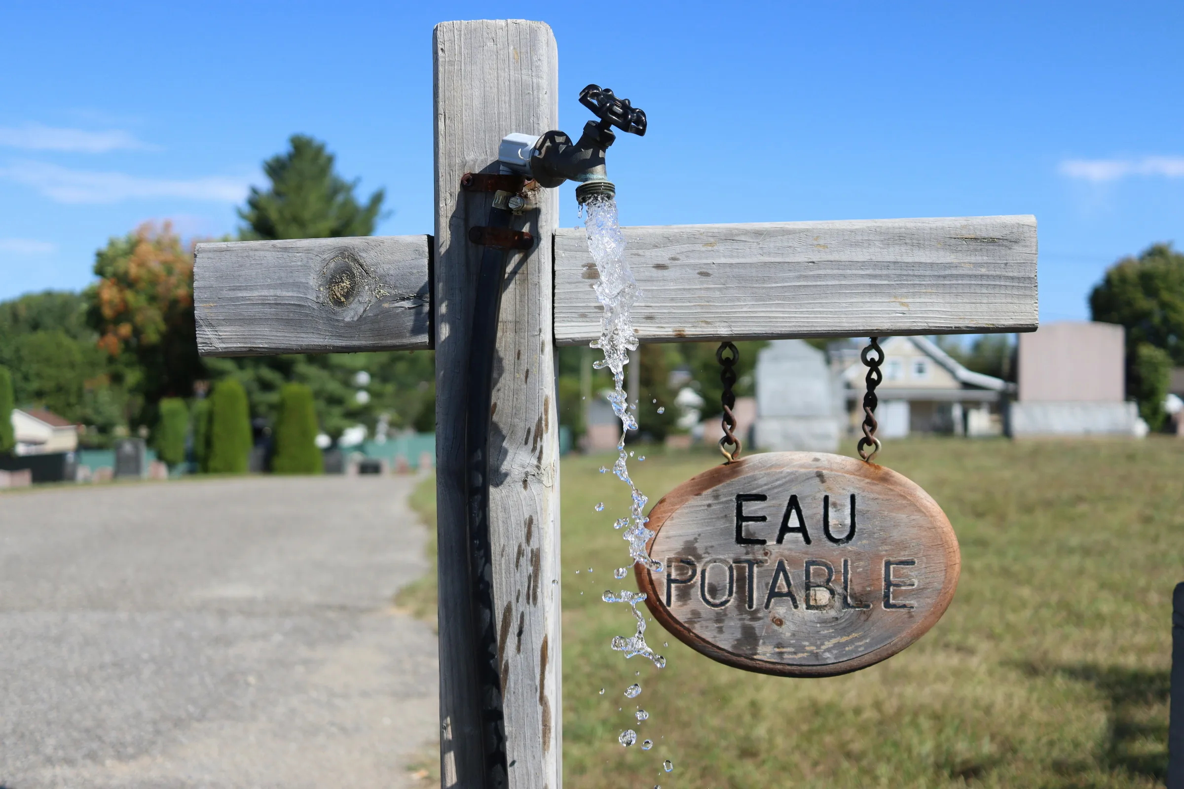 Panneau en bois suspendu à une clôture en bois