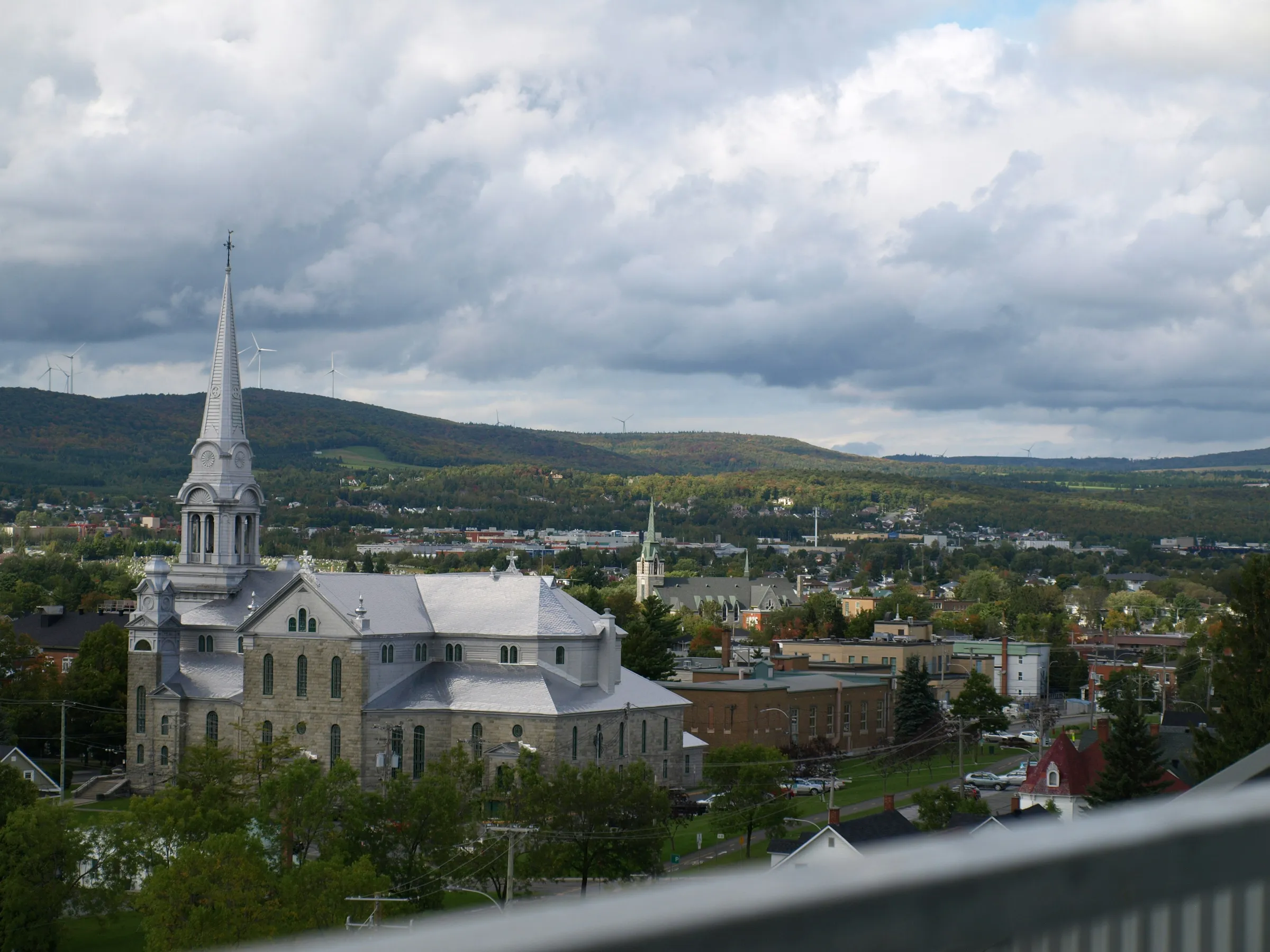Église surmontée d'un clocher